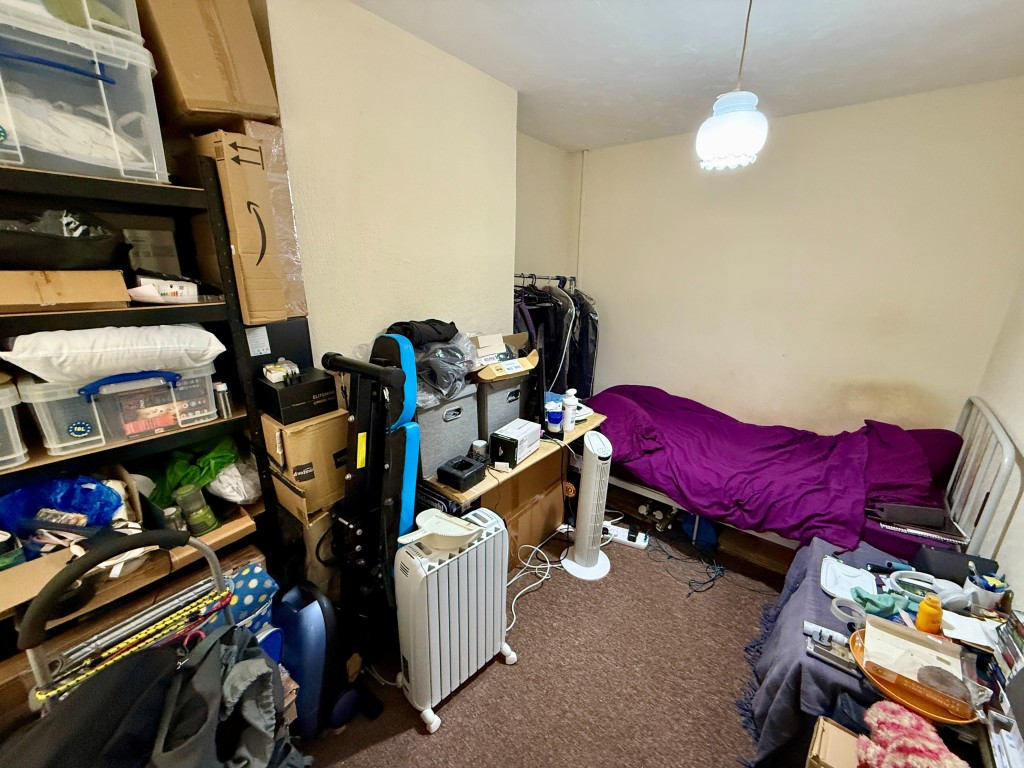 Lot: 123 - FREEHOLD BLOCK OF TWO FLATS FOR INVESTMENT - Top floor - Bedroom